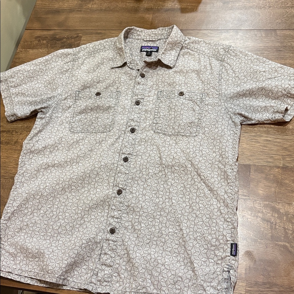 Patagonia Men’s short sleeve button up shirt   Tan / white Medium